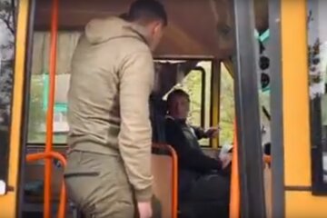 Молодой ветеран Азова без ноги проучил наглого водителя маршрутки, скрин с видео