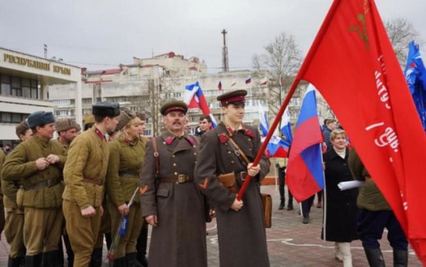 У кокошниках і з радянськими прапорами: в мережі показали, куди совок зігнав кримчан