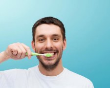 Перестаньте чистить: медики опровергли главный миф о зубах
