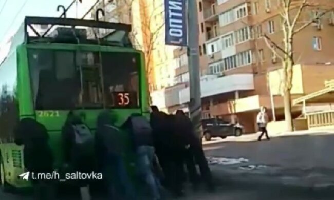 Харків'яни приволочили на роботу тролейбус замість себе