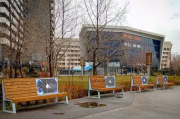 У Києві встановили лавочки з екранами / фото: Telegram
