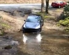 Tesla Model Y, скріншот з відео