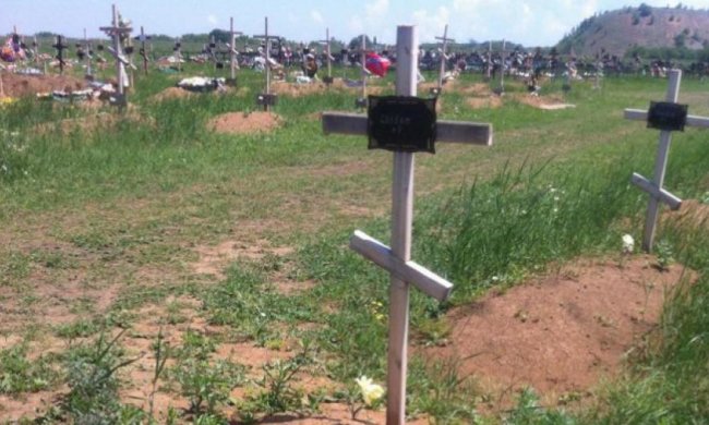 У Донецьку з'явилися нові безіменні могили терористів