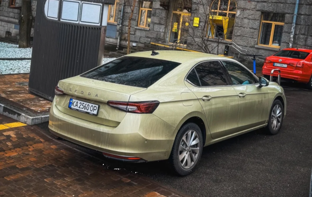 Еще с заводскими наклейками: в Киеве заметили новейшую Skoda Superb 2025, вот он - флагман