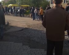 Львів'яни пітніють в пекельних чергах на транспорт, доводиться чекати годинами - "Садовий, де маршрутки?"