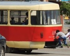 Малолітні вандали добивають київські трамваї