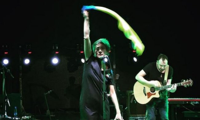 Земфира выступила с украинским флагом на концерте в Грузии (видео)