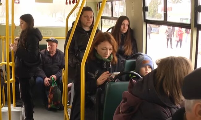 Украинцы в автобусе / фото: скриншот Youtube