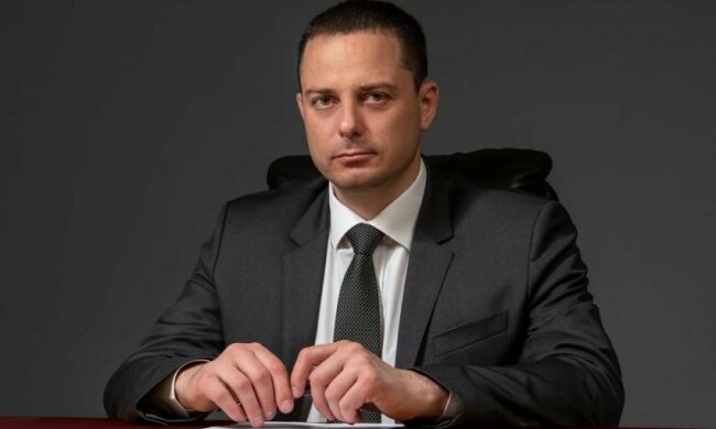 Мэр Каменского Белоусов торжественно открыл светофор, поставленный без документов – СМИ