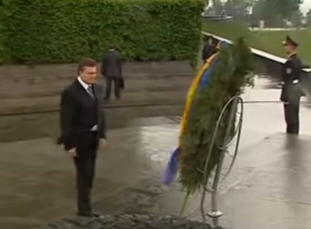 Янукович и венок, фото YouTube