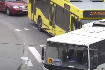 Автобуси в Києві, кадр з відео, зображення ілюстративне: YouTube