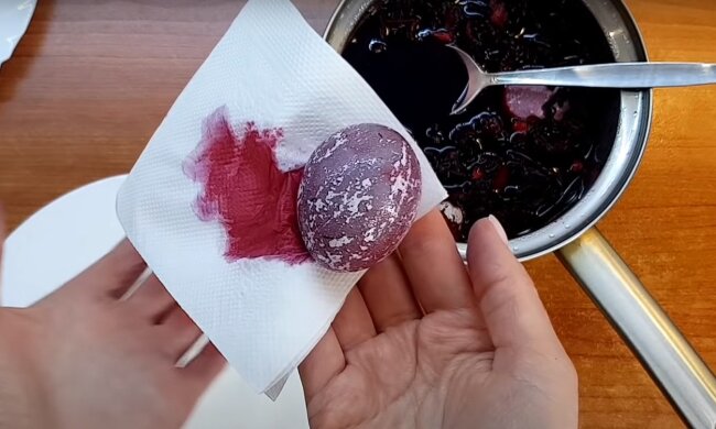 Окрашивание яиц, скриншот: Youtube