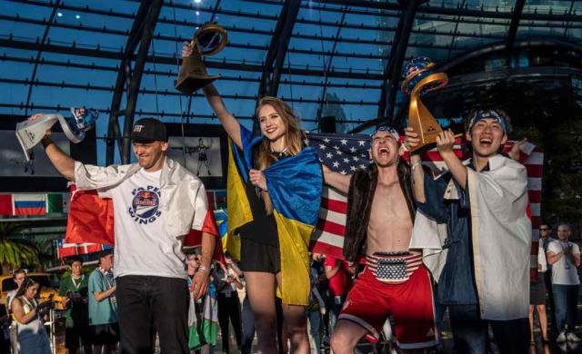 Украинка выиграла Чемпионат мира по запуску бумажных самолетиков