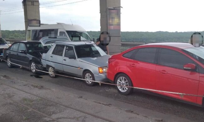 "Паровозик" з авто, скріншот: YouTube