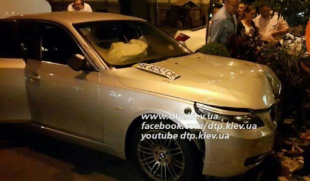В Киеве 18-летний водитель BMW влетел в летнюю площадку кафе (видео)