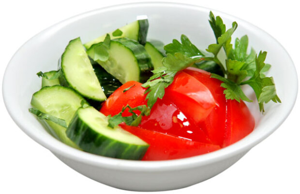 Овощной салат не принесет пользы: врачи объяснили, почему нельзя есть вместе огурцы и томаты