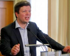 Агитация от Леонида Емца: украинский флаг волочится по земле, люди в ярости: "Это приговор"