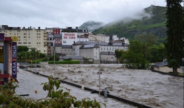 Из-за наводнения люди погибли в машинах и домах престарелых во Франции