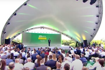 "Слуга народа" встал на колено перед однопартийцем на предвыборном съезде: "Так случилось"