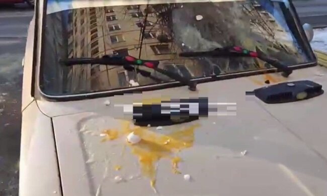 Неправильно припарковавшийся "Жигули" забросали яйцами, однако не решились сделать это с джипом: "Дорогие"