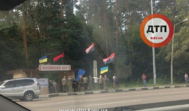 Националисты встречают крестный ход под Киевом
