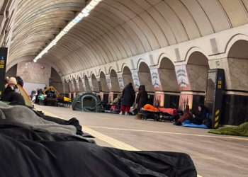 Люди в укритті на станції метро "Лук'янівська" під час нічної атаки дронів на Київ