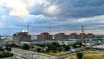 Запорізька теплова електростанція після обстрілу, легкий дим з боку об'єкта