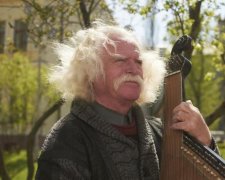У Криму "розстріляли" українського вуличного співака: відео