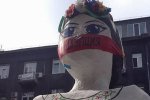 Під НБУ з'явилася лялька "Україна", якій корупція "зав'язала рота" (фото)