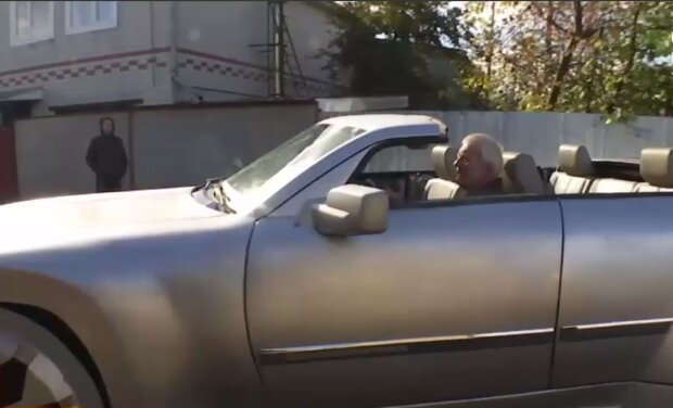 Пенсионер смастерил кабриолет, кадр из видео