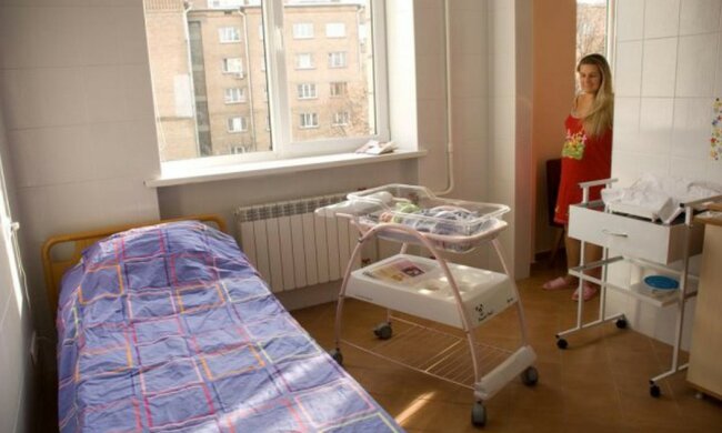 У Гончарука пообіцяли оновлені пакунки малюка: що Кабмін готує для молодих сімей