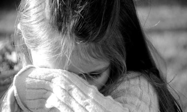 Роками знущалися над власною донькою: у Дніпрі схопили любителів знімати "полуничку"