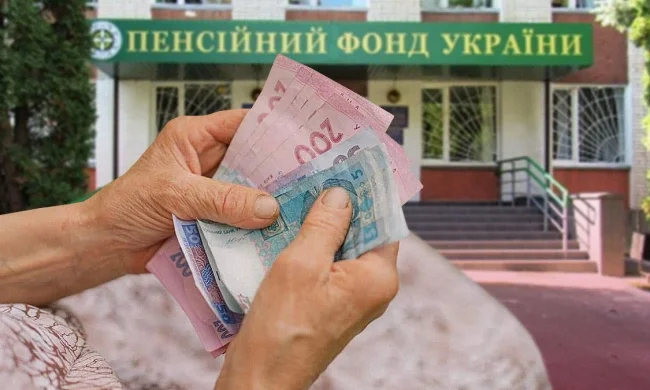 Пенсионерка снимает деньги в банкомате — иллюстрация к новости о датах выплат пенсий