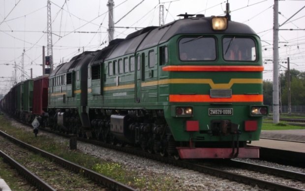 Киевлянин неудачно перебежал железнодорожные пути: тело отбросило на 30 метров