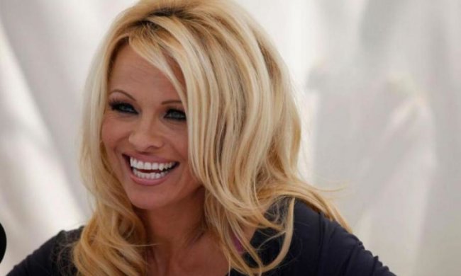 Памела Андерсон вышла в свет после пластики