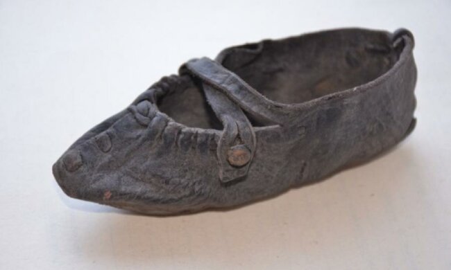 Археологи знайшли 300-річні дитячі черевички