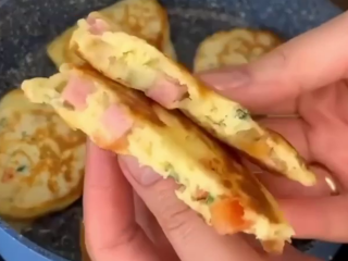 Оладьи в стиле пиццы, кадр из видео