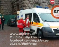 Чоловік зірвався з 10-метрової висоти в центрі Києва