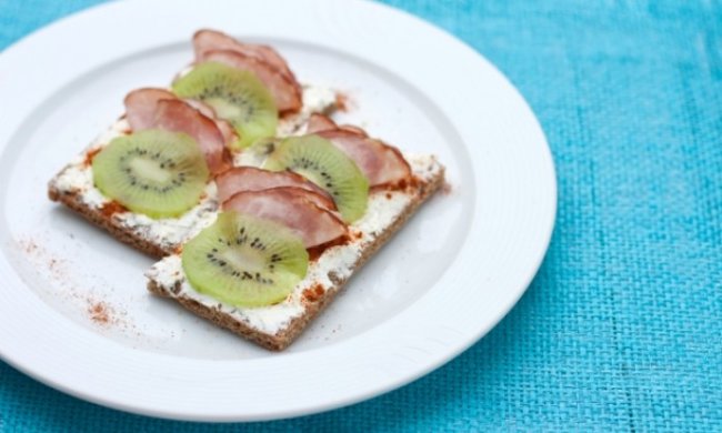 Закуска на любой повод: хлебцы с киви и ветчиной