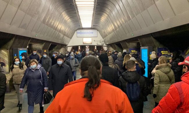 Украинцы оккупировали метро в "красном" Киеве вместо троллейбусов и маршруток: устали бояться