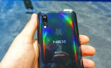 Два дисплея и навороченная камера: живые фото Vivo NEX 2 показали в сети