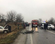 Жуткие аварии во Львове: машины всмятку, десятки погибших и разбитая остановка