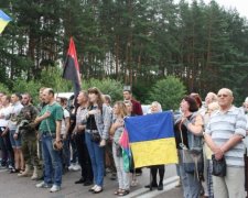 Активісти змусили "хресну ходу" обійти військову частину в Житомирі