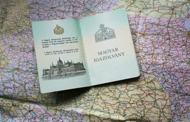 Почти сто тысяч закарпатцев получили венгерские паспорта