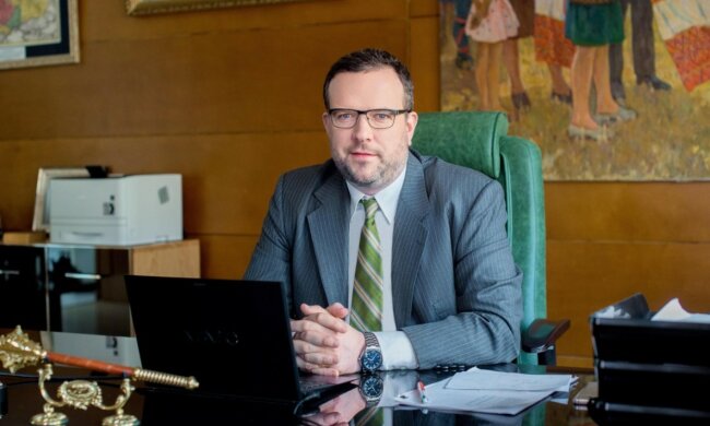 Погубил "Мрію" и нацелился на руководящую должность: сомнительное прошлое Саймона Чернявского, которого продвигает Милованов