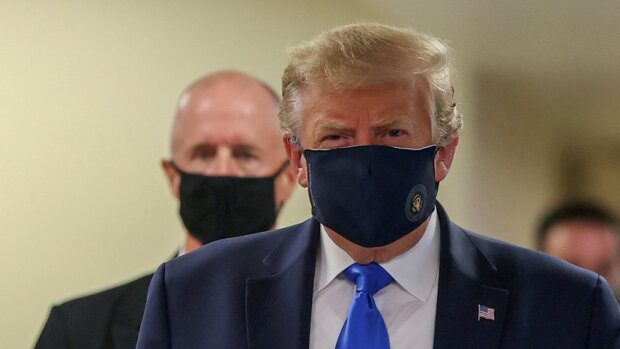 Трамп у масці, фото з вільних джерел