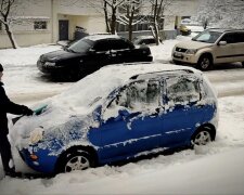 Чистка авто от снега: фото скрин Ютуб