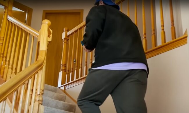 Підйом на другий поверх, скріншот: Youtube