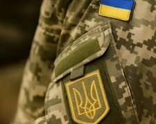 Военнообязанный с повесткой возле ТЦК