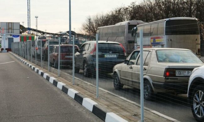 Жителі Мар’їнки масово тікають з-під вогню